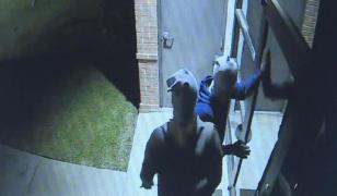 Un bancomat a fost aruncat în aer la Arad. Hoţii au provocat o explozie, pentru a fura banii