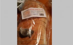 Imagine cu o pâine ambalată în care se află un şoarece mort, publicată de casierul primăriei Vetrisoaia