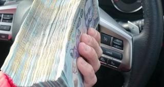Tentaţie irezistibilă pentru o femeie din Bacău, lăsată singură cu banii pentru alimentarea bancomatului. Tun de 25.000 de euro