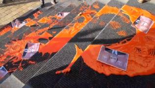 Protest la Ministerul Justiţiei cu vopsea roşie şi cuţite