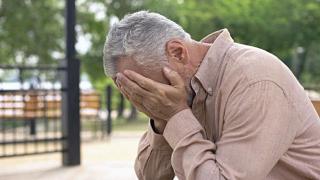 Tânăr salvat de mai multe ori de tatăl său, găsit mort în casă, la Iaşi. Părintele a încercat din răsputeri să-şi readucă băiatul la viaţă