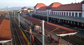 O tânără de 17 ani s-a aruncat de pe pasarela pietonală din gara Simeria, Hunedoara