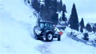 Un utilaj de deszăpezire a fost surprins de o avalanşă, pe drumul spre Padina. Accesul pe platoul Bucegilor, blocat (Video)