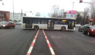 Un autobuz de călători a rămas suspendat în mijlocul străzii, după ce şoferul a uitat să pună frâna de mână (Video)