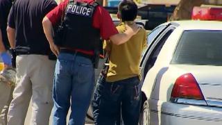 Minor român arestat în SUA după ce a făcut aproape 700 de retrageri din bancomate cu carduri clonate