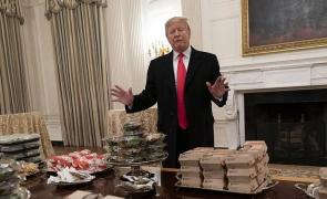 Donald Trump, dineu cu hamburgeri şi pizza la Casa Albă