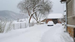Un asistat social din Vaslui a sunat la 112 şi a ordonat să vină cineva imediat să-i cureţe zăpada din faţa curţii