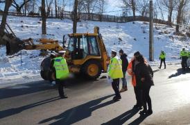 Bătrână ucisă de un utilaj de deszăpezire, la Curtea de Argeş. Femeia a fost zdrobită de un excavator
