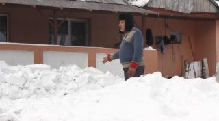 Un asistat social a sunat la 112 sa vina cineva sa ia zăpada