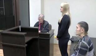 Înjunghiat de iubită, un tânăr a cerut-o în căsătorie în faţa instanţei