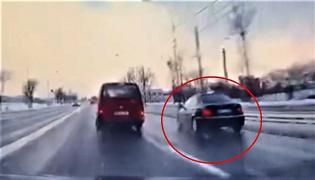 O şoferită din Oradea s-a speriat de o maşină şi s-a răsturnat cu BMW-ul (Video)