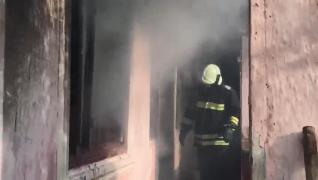 Doi copilaşi lăsaţi nesupravegheaţi au ars în casă, la Bacău (Video)