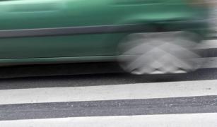 Doi copii spulberaţi pe trecere la Buzău de o şoferiţă. Femeia a fugit de la accident