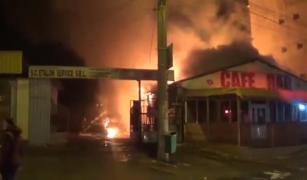 Video cu incendiul violent care a distrus un bar și un service auto la Călărași