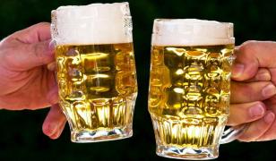 Un bărbat a fost salvat de la moarte de medici cu 5 litri de bere