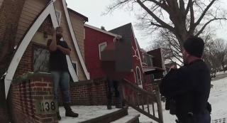 O adolescentă a chemat poliţia, după ce tatăl ei i-a luat telefonul