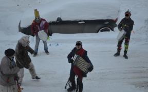 5 tineri din Sibiu reţinuţi, după ce aproape au ucis în bătaie un colindător rival, în noaptea de Revelion