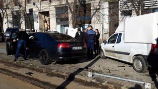 La volanul unui Audi, o şoferiţă a făcut praf 4 maşini la Timişoara şi a zburat peste liniile de tramvai, după ce a încurcat frâna cu acceleraţia