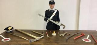 Trei tineri români au spart un seif gol, în Italia. În loc să fugă, s-au apucat să-l taie, ca să-l vândă la fier vechi