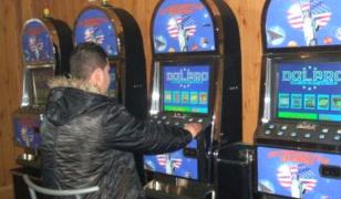 Exasperat că nu îi intră speciala, un tânăr din Cluj a devastat o sală de păcănele