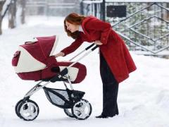 O bucată din fațada unei clădiri din Timișoara a căzut peste căruciorul în care se afla un bebeluș