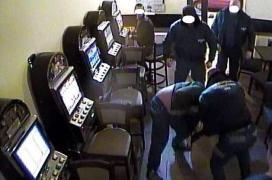 Bărbat cu craniul zdrobit la păcănele, în Pitești, după ce s-a amuzat de ghinionul unui împătimit al aparatelor