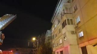 Adolescentă țipă și plânge că este sechestrată, încearcă să sară de la balconul unui bloc din Oradea (Video)