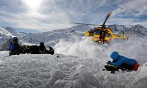O tânără româncă salvată miraculos, după ce o avalanşă a îngropat-o, pe o pârtie de schi din Franţa