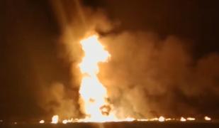 Conducta de benzină în flăcări după explozie