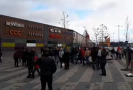 Panică la mall-ul din Brașov! Sute de oameni au ieșit din clădire după ce s-a declanșat alarma (Video)