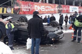 Mașina prăbușită în fața intrării parcării