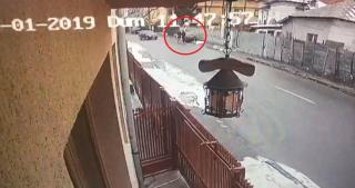 Tânăr din Argeş, filmat cum îşi loveşte intenţionat soacra cu maşina. Imagini halucinante suprinse de camerele video
