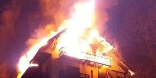 Părăsit de iubită pentru altul, un bărbat din Argeș i-a lăsat pe amândoi pe drumuri, dându-le foc la case