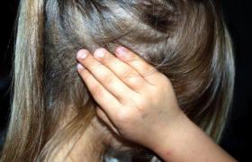 Părinţii unei fetiţe de 8 ani şi-au prins cel mai bun prieten batjocorindu-le copila. Bărbatul a fost trimis în judecată