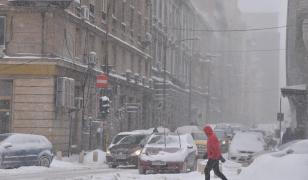 Stradă înzăpezită din centrul oraşului Bucureşti