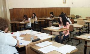 Candidaţi la Bacalaureat participă la o probă orală