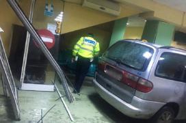 Spitalul Judeţean Craiova, unde un bărbat a intrat cu maşina în uşile Unităţii de Primiri Urgenţe, a fost amendat de către poliţişti