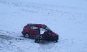 O tânără a murit pe loc într-un accident teribil, pe drumul Botoşani - Iaşi. Maşina în care a pierit fata a fost izbită violent de un TIR