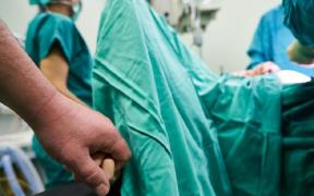 Tânără în comă de 14 ani, lăsată însărcinată de asistent