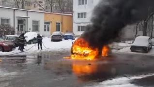 Un Mercedes a luat foc pe o stradă din Iaşi, când şoferul a încercat să-l pornească. Bolidul a ars ca o torţă (Video)