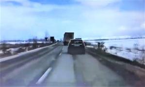 Imagini cumplite în Braşov, după ce o şoferiţă pierde controlul volanului în timp ce depăşeşte un TIR (Video)