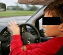 Minor beat la volan, fugărit de polițiști prin Mediaș, distruge cu mașina un loc de joacă, se oprește într-un gard