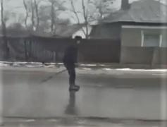 Cu șoseaua înghețată bocnă, un bătrân a găsit o modalitate inedită de a ajunge mai repede la destinație (Video)