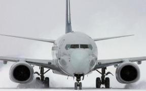 Probleme pe Aeroportul Otopeni. Zboruri cu întârzieri de până la 50 de minute, după ploaia îngheţată