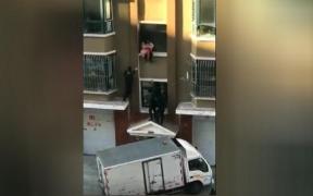 Bebeluş salvat în mod miraculos de un lăptar din China