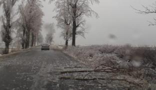 Ialomiţa, drumuri judeţene închise şi 34.000 de familii fără curent electric