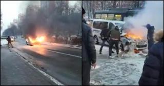 Clipe de groază în Iaşi, după ce o maşină a luat foc în trafic. Şoferii au încercat să stingă flăcările cu zăpadă (Video)
