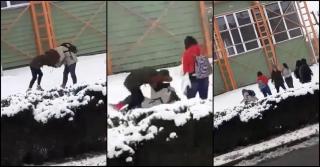 Elevă snopită în bătaie de două colege pe stradă, în Botoşani. Oamenii trec nepăsători, nimeni nu intervine (Video)