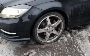 Politist tarat cativa metri de un sofer de 16 ani, care furase masina