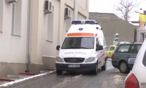 Ambulanță în fața unui spital
